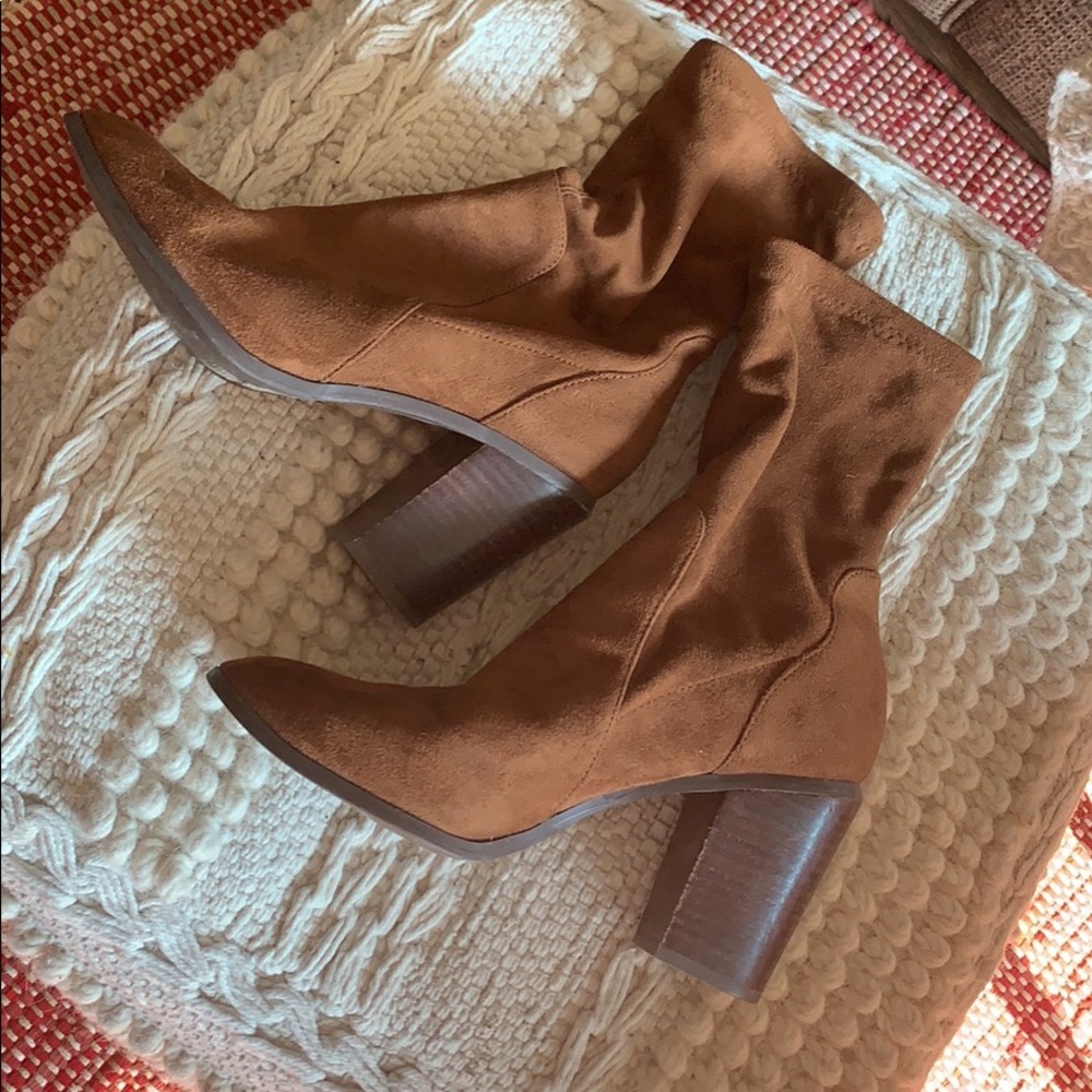 Brown suede booties (8.5)
